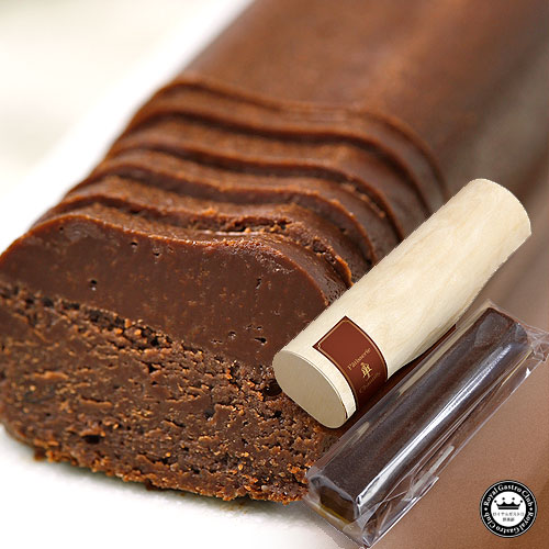 木製の円筒ケースに入った、濃厚なチョコレートケーキ【テリーヌショコラ ショコラタン】